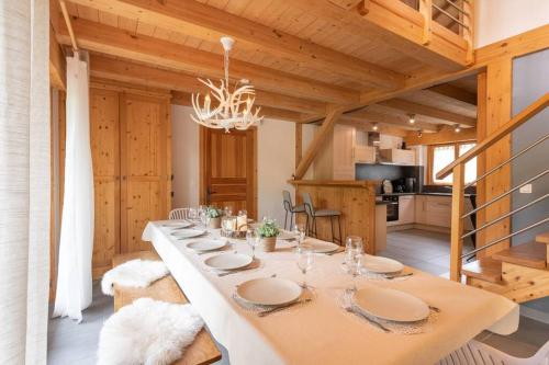 une salle à manger avec une longue table dans une maison dans l'établissement L’Ecrin Blanc – Cocon familial avec jacuzzi et salle de jeux, à Liézey
