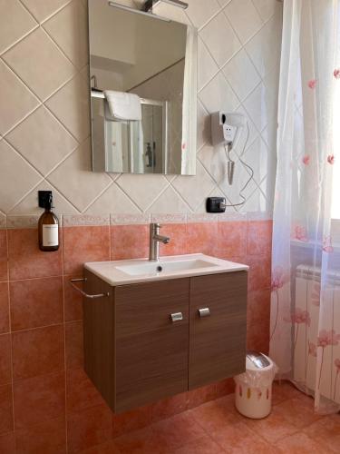 uma casa de banho com um lavatório e um espelho em Casa Michele em Ercolano