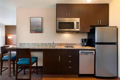 Una cocina o zona de cocina en TownePlace Suites by Marriott Chicago Naperville