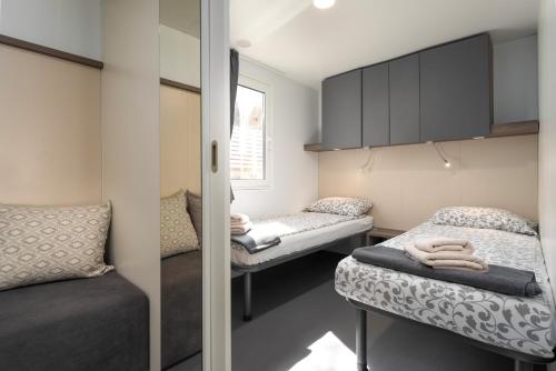 Katil atau katil-katil dalam bilik di Camping Resort Tina Vrsar