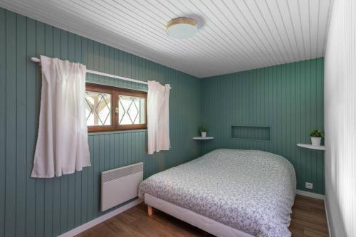 Ένα ή περισσότερα κρεβάτια σε δωμάτιο στο Agréable chalet cocooning en lisière de forêt