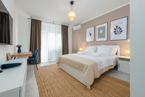 Una habitación de hotel con una cama, un escritorio y una mesa. en Urban Vibe Zadar, en Zadar