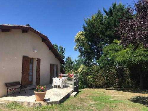 Aed väljaspool majutusasutust Chez Marie : les Pyrénées à portée de vue