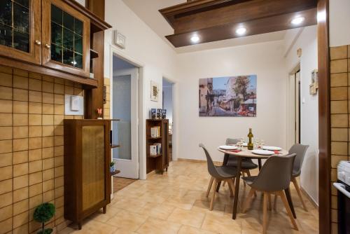 Blue Ark Gate to History في أثينا: مطبخ وغرفة طعام مع طاولة وكراسي
