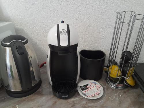 Utensilios para hacer té y café en Guest House Lona