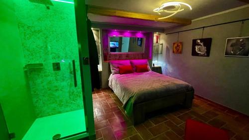 Un dormitorio con una cama con luces rosas. en Onlyfor2 un nido d'amore per la coppia, en Ronciglione