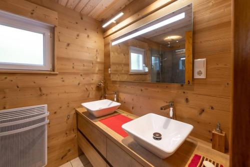 La salle de bains est pourvue d'un lavabo et d'un miroir. dans l'établissement Chalet avec sauna, magnifique vue et à 400m des pistes, à La Bresse