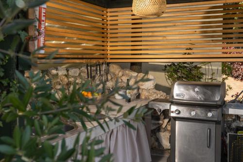 Kemudahan BBQ tersedia untuk tetamu di taman percutian