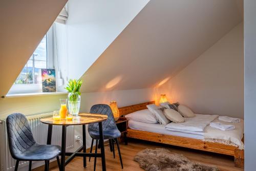Una cama o camas en una habitación de Centrum Bieszczad