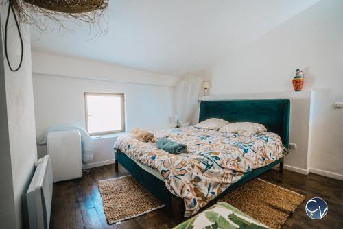 Een bed of bedden in een kamer bij Maison de village atypique à 5min du Pont du Gard