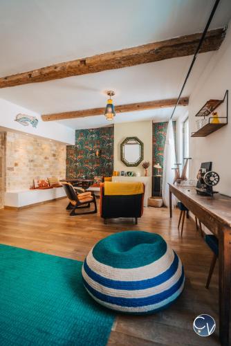 un salon avec un canapé et une table dans l'établissement Maison de village atypique à 5min du Pont du Gard, à Vers-Pont-du-Gard