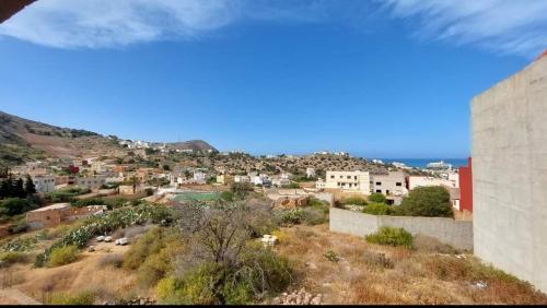 uma vista para uma cidade com o oceano ao fundo em Al Hoceima Ajdir Maroc - Maison 5 chambres 10 personnes em Al Hoceïma