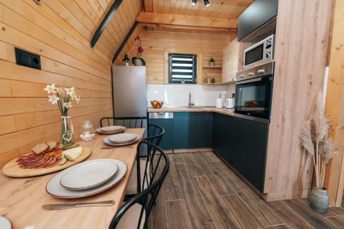 cocina y comedor con mesa y sillas en Lake House Beliz, en Livno