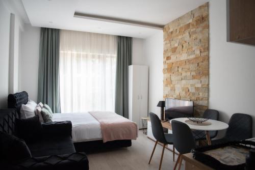 ein Hotelzimmer mit einem Bett und einem Tisch und Stühlen in der Unterkunft Milmari Nlux 74 in Kopaonik