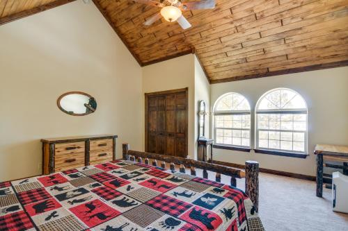 una camera da letto con un letto e un soffitto in legno di Pagosa Springs Vacation Rental 6 Mi to Downtown! a Pagosa Springs