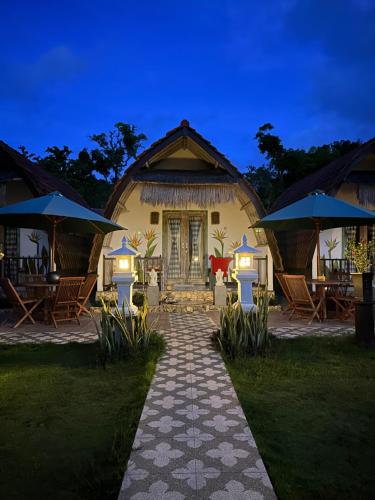 een huis met een pad dat er met parasols naar toe leidt bij Penida Hills in Nusa Penida