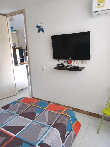a room with a flat screen tv on a wall at PeñalisaKapoSalSar in Girardot