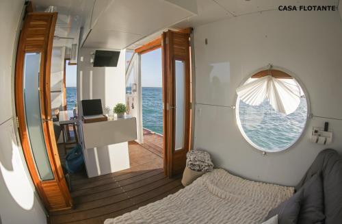 a room with a bed and a window on a boat at Bleibe- Quédate! in Bacalar