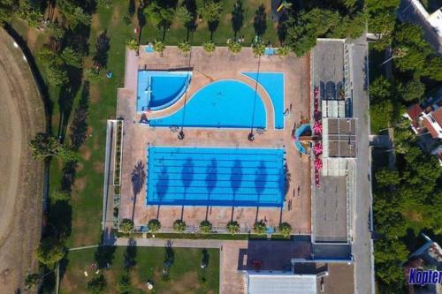 una vista aérea de una gran piscina en Bluemoon Campinho (Alqueva), en Campinho