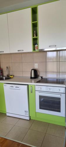 Naki apartmaniにあるキッチンまたは簡易キッチン