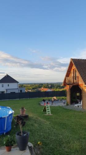 um quintal com uma casa e um quintal com uma piscina em Chambre à 25 min du circuit des 24h . em La Bazoge