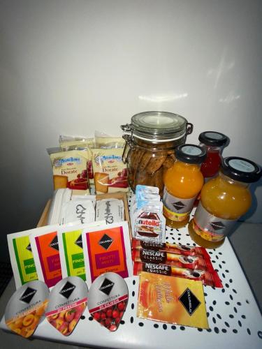 un frigorifero pieno di cibo e barattoli di succo d'arancia di LC dreams a Napoli