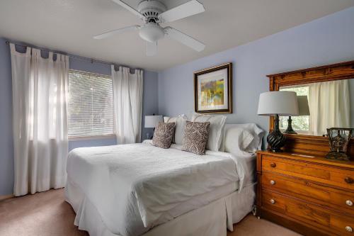 une chambre avec un lit blanc et une fenêtre dans l'établissement The Shorewood Lakeside Oasis, Pet-Friendly Getaway, à Marble Falls