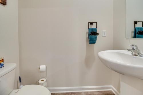 Koupelna v ubytování Charming Townhome Less Than 1 Mi to Zoo and Luray Caverns!