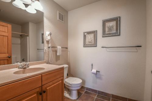 ein Badezimmer mit einem weißen WC und einem Waschbecken in der Unterkunft Hidden River Lodge 5995 in Keystone