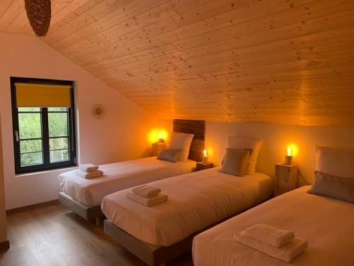 two beds in a room with two windows and two lamps at Le grand Valtin, 800m d altitude pleine nature 12 pers in Ban-sur-Meurthe-Clefcy