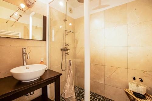 een badkamer met een wastafel en een douche bij ✦ Le Vol des Mouettes ✦ Port-Cogolin in Cogolin