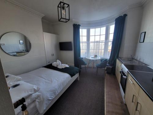 una camera con letto, lavandino e specchio di SeaView ground floor flat fast WiFi & FREE PARKING a Scarborough