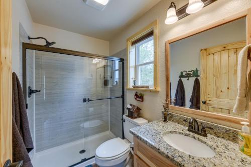 Bilik mandi di Scenic Murphy Cabin with Hot Tub, Fire Pit and Views