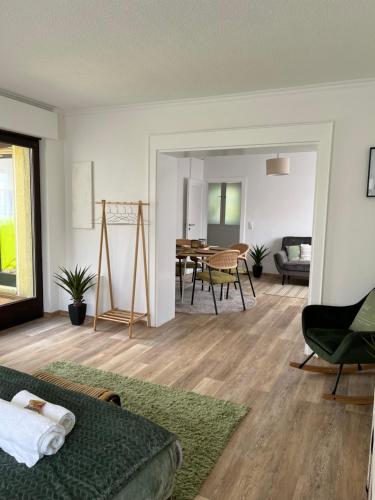 - un salon avec un canapé et une table dans l'établissement Korbstadt-Villa Rattan-Design mit Balkon, Garten, Arbeitsplatz, Küche, à Lichtenfels