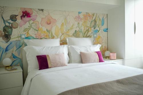 a bedroom with a large bed with a floral wallpaper at Le Saint Val 004, Appart. neuf, jardin, parking in Saint-Valery-sur-Somme
