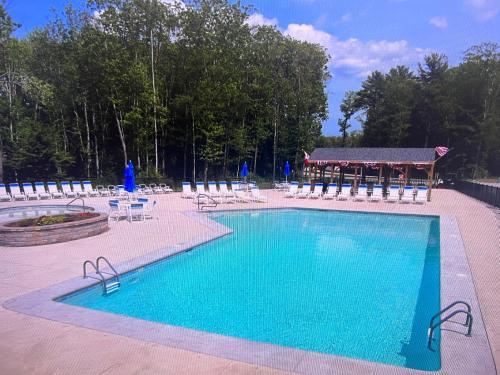 una gran piscina con sillas y cenador en Wells Cottage with Resort Amenities - 1 Mile to Beach! en Wells