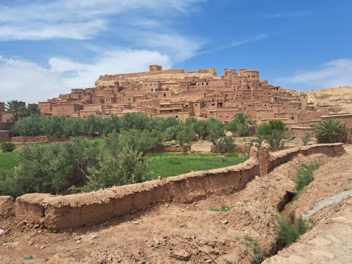 un grand bâtiment au sommet d'une colline dans l'établissement Appartement Afgo Ouarzazate, à Ouarzazate