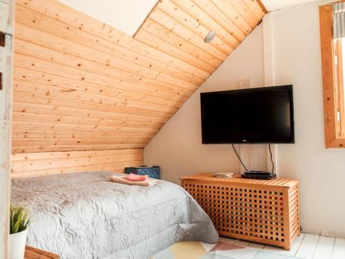 Schlafzimmer mit einem Bett und einem Flachbild-TV in der Unterkunft Stora Mo in Tving