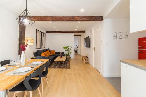uma cozinha e sala de estar com uma mesa de jantar longa em Apartamento de diseño en el corazón de Santander em Santander
