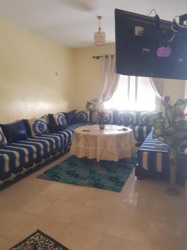 Apart salma في وجدة: غرفة معيشة مع أريكة وطاولة