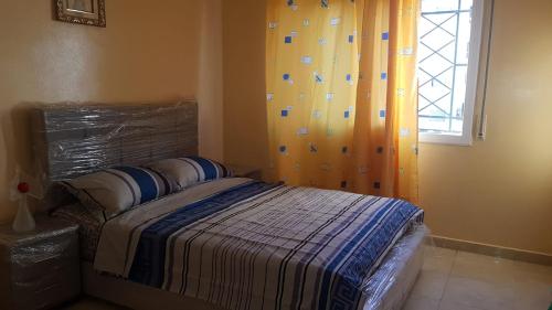 烏季達的住宿－Apart salma，一间卧室设有一张床和一个窗口