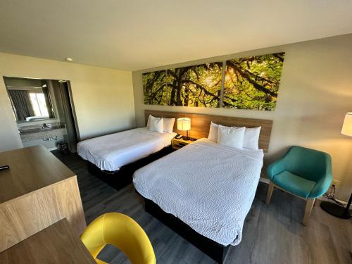 מיטה או מיטות בחדר ב-Days Inn by Wyndham Emporia