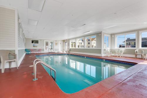 a large swimming pool in a house with a swimming poolvisor at Abellona Inn & Suites in Old Orchard Beach