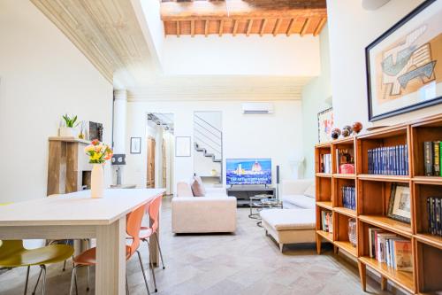 sala de estar con mesa y estanterías en The Art Luxury Home, en Florencia