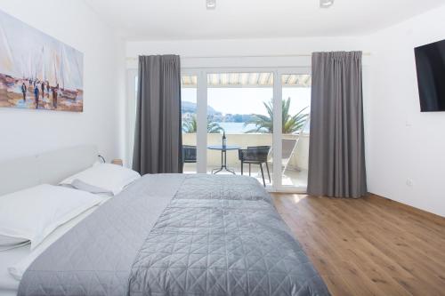 1 dormitorio con cama y vistas al océano en Apartman Stobreč en Split