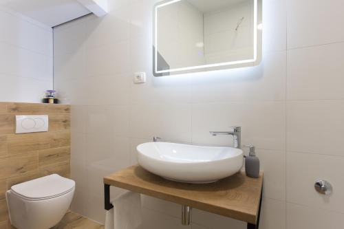 y baño con lavabo blanco y aseo. en Apartman Stobreč en Split