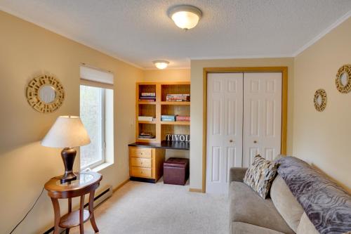 Istumisnurk majutusasutuses Catskills Home, 5 Mins to Windham Mtn Resort!