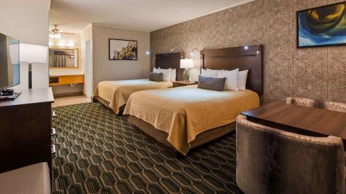 um quarto de hotel com duas camas e uma televisão em Best Western Plus Black Oak em Paso Robles