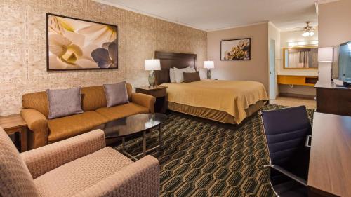 a hotel room with a bed and a couch at Best Western Plus Black Oak in Paso Robles