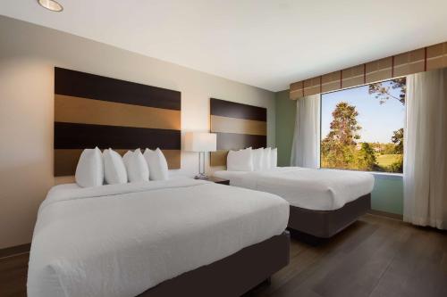 En eller flere senger på et rom på Best Western Sugar Sands Inn & Suites